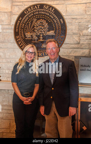 Ambasciatore David Gilmour, U.S. Ambasciatore a Togo, ha visitato con il Dakota del Nord i funzionari del governo sullo stato del partenariato. (N.D. La Guardia Nazionale foto dal sig. Jonathan Haugen) Foto Stock