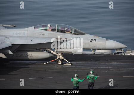 170411-N-MG079-048 GOLFO ARABICO (11 aprile 2017) Un F/A-18F Super Hornet attaccato al 'Blacklions' di Strike Fighter Squadron (VFA) 213 si prepara a lanciare dalla portaerei USS George H.W. Bussola (CVN 77) (GHWB). GHWB è distribuito negli Stati Uniti Quinta Flotta area di operazioni a sostegno della sicurezza marittima operazioni destinate a rassicurare gli alleati e partner e preservare la libertà di navigazione e il libero flusso di commercio nella regione. (U.S. Foto di Marina di Massa lo specialista di comunicazione 2a classe Patrick Ian Crimmins/rilasciato) Foto Stock