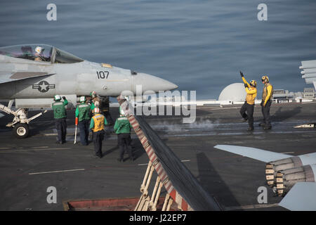 170411-N-MG079-067 GOLFO ARABICO (11 aprile 2017) marinai preparare un F/A-18E Super Hornet attaccato al 'Tomcatters' di Strike Fighter Squadron (VFA) 31 per il lancio dalla portaerei USS George H.W. Bussola (CVN 77) (GHWB). GHWB è distribuito negli Stati Uniti Quinta Flotta area di operazioni a sostegno della sicurezza marittima operazioni destinate a rassicurare gli alleati e partner e preservare la libertà di navigazione e il libero flusso di commercio nella regione. (U.S. Foto di Marina di Massa lo specialista di comunicazione 2a classe Patrick Ian Crimmins/rilasciato) Foto Stock