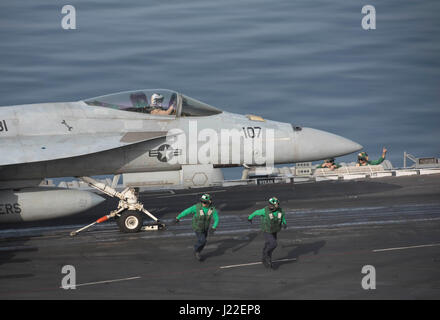 170411-N-MG079-079 GOLFO ARABICO (11 aprile 2017) Un F/A-18E Super Hornet attaccato al 'Tomcatters' di Strike Fighter Squadron (VFA) 31 si prepara per il lancio della portaerei USS George H.W. Bussola (CVN 77) (GHWB). GHWB è distribuito negli Stati Uniti Quinta Flotta area di operazioni a sostegno della sicurezza marittima operazioni destinate a rassicurare gli alleati e partner e preservare la libertà di navigazione e il libero flusso di commercio nella regione. (U.S. Foto di Marina di Massa lo specialista di comunicazione 2a classe Patrick Ian Crimmins/rilasciato) Foto Stock