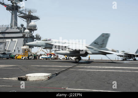 170411-N-RZ514-022 GOLFO ARABICO (11 aprile 2017) Un F/A-18E Super Hornet, attaccato al 'Tomcatters' di Strike Fighter Squadron (VFA) 31, terre a bordo della portaerei USS George H.W. Bussola (CVN 77) (GHWB). GHWB è distribuito negli Stati Uniti Quinta Flotta area di operazioni a sostegno della sicurezza marittima operazioni destinate a rassicurare gli alleati e partner e preservare la libertà di navigazione e il libero flusso di commercio nella regione. (U.S. Foto di Marina di Massa Specialista comunicazione marinaio Jennifer M. Kirkman/rilasciato) Foto Stock