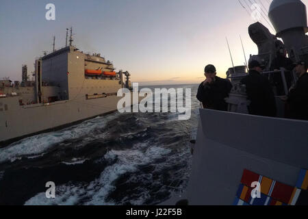 170412-N-ZE250-634 OCEANO ATLANTICO (12 aprile 2017) USS Carney (DDG 64) conduce a una ricostituzione in mare con il Sealift militari di comando carico secco/munizioni nave USNS Robert E. Peary (T-AKE 5) nell'Oceano Atlantico Aprile 12, 2017. Carney, un Arleigh Burke-class guidato-missile distruttore, distribuita a Rota, Spagna, sta conducendo la sua pattuglia di terzi negli Stati Uniti Sesta flotta area di operazioni a sostegno degli Stati Uniti per gli interessi di sicurezza nazionali in Europa. (U.S. Foto di Marina di Massa lo specialista di comunicazione di terza classe Weston Jones/rilasciato) Foto Stock