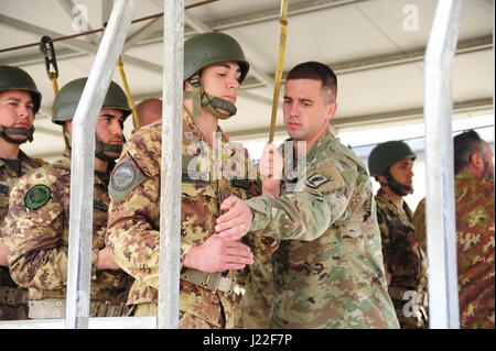 I paracadutisti dell'Esercito americano della 173a Brigata aviotrasportata conducono un addestramento pre-salto con paracadutisti della Brigata Folgore italiana durante il corso Italian Jumpmaster presso la Gamerra Folgore Brigade Airborne School di Pisa, Italia. Foto Stock