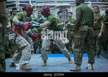 USS SOMERSET, in mare (13 aprile 2017) DEGLI STATI UNITI Marines con xi Marine Expeditionary Unit (MEU) pratica tecniche di boxe durante un Marine Corps Arti Marziali programma (MCMAP) sessione di formazione a bordo della USS Somerset (LPD 25), Aprile 13. Insegna MCMAP Marines combattivo competenze per difendersi da inabilita o nemici in situazioni di combattimento. La Makin Island anfibio gruppo pronto/xi MEU è attualmente in corso sulla loro pacifico occidentale 16-2 distribuzione. (U.S. Marine Corps foto di Sgt. Xzavior T. McNeal) Foto Stock