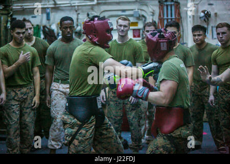 USS SOMERSET, in mare (13 aprile 2017) UN U.S. Marine con l'undicesimo Marine Expeditionary Unit (MEU), colpisce il suo avversario durante il Marine Corps Arti Marziali programma (MCMAP) Addestramento a bordo della USS Somerset (LPD 25), Aprile 13. Insegna MCMAP Marine combattivo competenze, ma rafforza anche la Marine Corps principi e tratti di leadership attraverso professionale Istruzione militare tie-ins durante tutto il corso. Xi MEU, imbarcato a bordo del Makin Island anfibio gruppo pronto, è operativo negli Stati Uniti 7 flotta area di responsabilità a sostegno della sicurezza e della stabilità in Indo-Asia-regione del Pacifico. (Brevetto statunitense n. Foto Stock