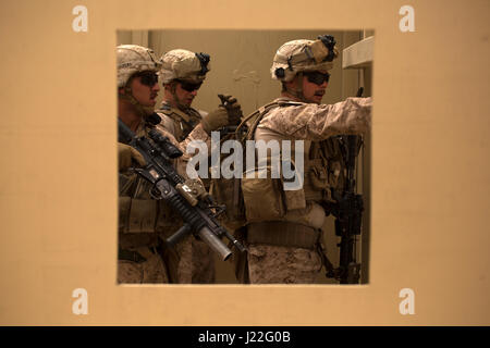 Il 14 aprile 2017, alla Forward Operating base Gerber, Kuwait, i Marines statunitensi della compagnia indiana, 3rd Battalion, 6th Marine Regiment, 24th MEU condussero pattugliamenti e esercitazioni durante un'evoluzione di addestramento di supporto, sostenendo le operazioni di sicurezza marittima nell'area della 5th Fleet. Foto Stock