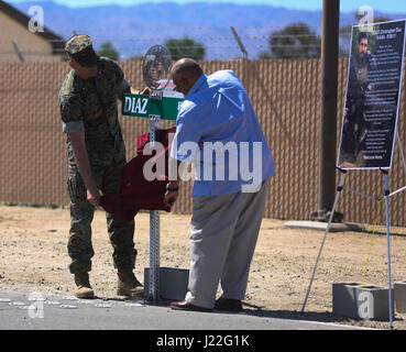 Centro di combattimento comandante generale, Briga. Gen. William F. Mullen III e Salvador Diaz, Staff Sgt. Christopher Diaz, il padre, svelano il cartello stradale durante la cerimonia di ridenominazione di calcite strada per strada Diaz, 14 aprile 2017, a bordo del Marine Corps Air Ground Centro di combattimento, ventinove palme, Calif. La strada è stata rinominata in onore del personale Sgt. Diaz che ha fatto l'ultimo sacrificio per aiutare un fratello in armi durante la conduzione di operazioni di combattimento nella provincia di Helmand, in Afghanistan a sostegno dell'Operazione Enduring Freedom. (U.S. Marine Corps foto di Cpl. Medina Ayala-Lo) Foto Stock