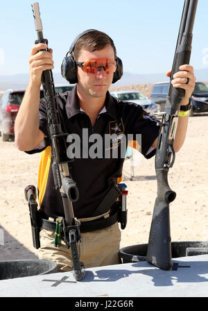 Un soldato della U.S. Army marksmanship Unit si prepara per un palco di tiro competitivo presso la U.S. Practical Shooting Association Multi-Gun Nationals a Las Vegas, Nevada, il 15 aprile 2017, gareggiando nella Tactical Optics Division. Foto Stock