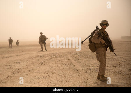 Inoltra una base operativa Gerber, Kuwait (15 aprile 2017)- U.S. Lancia Marine Cpl. Dylan Emmett di Lacey, New Jersey, una mitragliatrice team leader assegnato al chilo Co., 3° Battaglione, 6° Reggimento Marini, 24 Marine Expeditionary Unit (MEU), guarda indietro al suo squad mentre su una pattuglia di contatto durante il funzionamento in avanti (base) FOB trapani fuori portachiavi Gerber, 15 aprile. I marines sono in Kuwait per un supporto formazione evoluzione. Il ventiquattresimo MEU, parte di Bataan anfibio gruppo pronto, è distribuito negli Stati Uniti Quinta Flotta area di operazioni a sostegno della sicurezza marittima operazioni destinate a rassicurare al Foto Stock