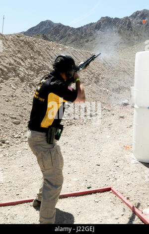 Un soldato della U.S. Army marksmanship Unit compete nel 2017 negli Stati Uniti Practical Shooting Association Multi-Gun Nationals a Las Vegas, Nevada, sparando un fucile in più fasi per testare abilità di tiro, precisione e abilità competitive. Foto Stock
