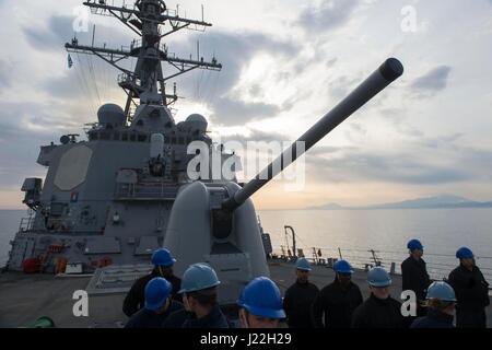 170417-N-FQ994-097 SOUDA BAY, Grecia (17 aprile 2017) USS Ross (DDG 71) arriva in Souda Bay, la Grecia per una porta pianificato- visita Aprile 17, 2017. USS Ross, un Arleigh Burke-class guidato-missile distruttore, distribuita a Rota, Spagna, sta conducendo operazioni navali negli Stati Uniti Sesta flotta area di operazioni a sostegno degli Stati Uniti per gli interessi di sicurezza nazionali in Europa e in Africa. (U.S. Foto di Marina di Massa lo specialista di comunicazione di terza classe Robert S. Prezzo/rilasciato) Foto Stock