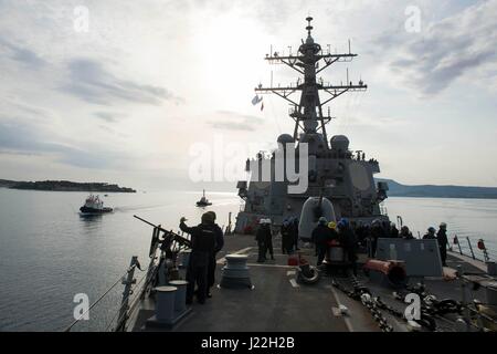 170417-N-FQ994-151 SOUDA BAY, Grecia (17 aprile 2017) USS Ross (DDG 71) arriva in Souda Bay, la Grecia per una porta pianificato- visita Aprile 17, 2017. USS Ross, un Arleigh Burke-class guidato-missile distruttore, distribuita a Rota, Spagna, sta conducendo operazioni navali negli Stati Uniti Sesta flotta area di operazioni a sostegno degli Stati Uniti per gli interessi di sicurezza nazionali in Europa e in Africa. (U.S. Foto di Marina di Massa lo specialista di comunicazione di terza classe Robert S. Prezzo/rilasciato) Foto Stock