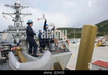 170417-N-FQ994-201 SOUDA BAY, Grecia (17 aprile 2017) Boatswain compagno del marinaio Colby Jacobs, da Redding, California, lancia una linea di ansante al molo a Souda Bay, la Grecia come USS Ross (DDG 71) arriva ad una porta pianificato- visita Aprile 17, 2017. USS Ross, un Arleigh Burke-class guidato-missile distruttore, distribuita a Rota, Spagna, sta conducendo operazioni navali negli Stati Uniti Sesta flotta area di operazioni a sostegno degli Stati Uniti per gli interessi di sicurezza nazionali in Europa e in Africa. (U.S. Foto di Marina di Massa lo specialista di comunicazione di terza classe Robert S. Prezzo/rilasciato) Foto Stock