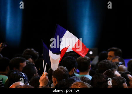 Parigi, Francia. 23 apr, 2017. Un Macron sostenitore sventola una bandiera francese durante l'attesa per i seggi elettorali per chiudere. I sostenitori di Emmanuel Macron, il candidato presidenziale dal sociale liberale Partito politico En marche! Celebrare la exit poll, che vedere lui in primo luogo, precedendo di Marine Le Pen del Fronte nazionale. Credito: Michael Debets/Pacific Press/Alamy Live News Foto Stock