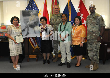 Gen. Robert B. marrone (al centro), il comandante generale, U.S. Pacifico esercito e comando USARPAC Sgt. Il Mag. Bryant Lambert (a destra), posa per una foto con Elisea Alagon Jamoralin (secondo da sinistra), il cui padre PFC. Adriano Alagon morì mentre si serve con il filippino Scout durante l occupazione giapponese delle Filippine. Marrone Jamoralin presentato con una sostituzione cuore viola medaglia per sostituire l'originale che è stata persa durante il tumulto e caos di post-guerra mondiale II FILIPPINE. È inoltre presente Philippine Console Generale a Honolulu Gina A. Jamoralin, il nipote di PFC. Alagon (sinistra) Foto Stock