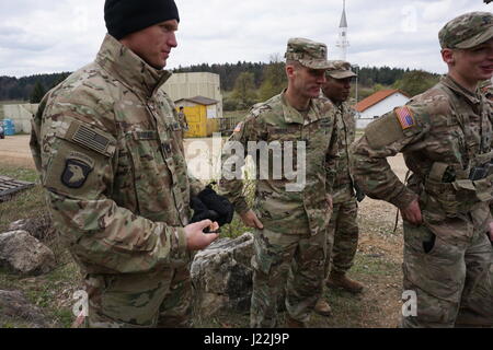 Stati Uniti Comando Esercito Sgt. Maj Daniel A. Dailey, xv Sergente Maggiore degli Stati Uniti Esercito di soldati visitato da entrambi il primo battaglione, 4° Reggimento di Fanteria e la multinazionale comune disponibilità centro in Hohenfels, Germania 20 aprile. (U.S. Esercito foto di Sgt. Karen Sampson) Foto Stock