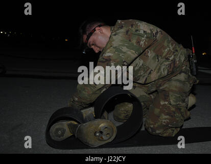 Airman Anson Stuart, 455th Expeditionary ingegnere civile Squadron, Reeves il nastro in un connettore a nastro 20 aprile 2017, a Bagram Airfield, Afghanistan. Il connettore a nastro è fissato al gancio cavo, che è la parte del velivolo Mobile sistema di arresto che cattura un atterraggio aerei. (U.S. Air Force photo by Staff Sgt. Benjamin Gonsier) Foto Stock