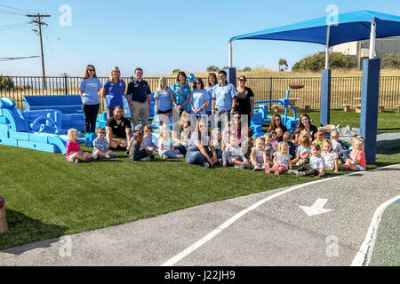 CarMax di Escondido lavoratori, pescatori Centro per l'infanzia con i lavoratori e i bambini posano per una foto di gruppo durante una settimana di giocare' evento su Camp Pendleton, California, 20 aprile 2017. I servizi armati uomini giovani dell Associazione Cristiana, Fisher Centro per l'infanzia, è stato premiato con un gioco Kaboom sovvenzione dalla Fondazione CarMax per militari bambino mese dove un 'immaginazione parco giochi' è stato rivelato. (U.S. Marine Corps foto di Cpl. Brandon Martinez) Foto Stock