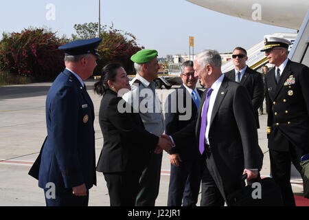 Il Segretario della Difesa Jim Mattis arrivati in Israele dell'aeroporto Ben Gurion, 20 aprile 2017, per una visita di due giorni in cui egli incontrerà i top governo israeliano funzionari. Segretario Mattis è stato salutato da IDF MG Michael Edelstein, Ambasciata Statunitense incaricato d'affari Leslie Tsou e ambasciata usa Attache Deffense generale Rupp Photo credit: Matty Stern/STATI UNITI Ambasciata di Tel Aviv Foto Stock