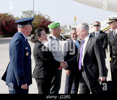 Il Segretario della Difesa Jim Mattis arrivati in Israele dell'aeroporto Ben Gurion, 20 aprile 2017, per una visita di due giorni in cui egli incontrerà i top governo israeliano funzionari. Segretario Mattis è stato salutato da IDF MG Michael Edelstein, Ambasciata Statunitense incaricato d'affari Leslie Tsou e ambasciata usa Attache Deffense generale Rupp Photo credit: Matty Stern/STATI UNITI Ambasciata di Tel Aviv Foto Stock