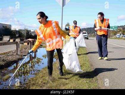 170421-N-VH385-018 BREMERTON, nello Stato di Washington (21 aprile 2017) - velisti assegnati alla Base Navale Kitsap-Bremerton partecipare in un giorno di terra cleanup al di fuori del Puget Sound Naval Shipyard. Il dipartimento della marina hanno aderito alla nazione nella celebrazione del 47th annuale Giornata della Terra, con il tema di questo anno è "costruire la forza attraverso la gestione amministrativa'. (U.S. Foto di Marina di Massa lo specialista di comunicazione di terza classe Wyatt L. Anthony) Foto Stock
