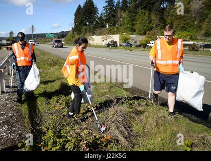 170421-N-VH385-021 BREMERTON, nello Stato di Washington (21 aprile 2017) - velisti assegnati alla Base Navale Kitsap-Bremerton partecipare in un giorno di terra cleanup al di fuori del Puget Sound Naval Shipyard. Il dipartimento della marina hanno aderito alla nazione nella celebrazione del 47th annuale Giornata della Terra, con il tema di questo anno è "costruire la forza attraverso la gestione amministrativa'. (U.S. Foto di Marina di Massa lo specialista di comunicazione di terza classe Wyatt L. Anthony) Foto Stock