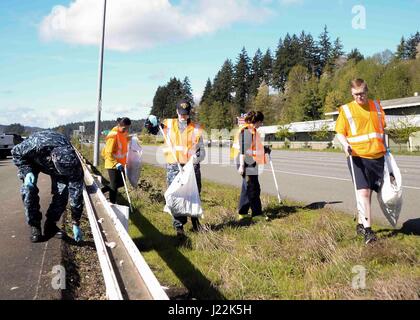 170421-N-VH385-058 BREMERTON, nello Stato di Washington (21 aprile 2017) - velisti assegnati alla Base Navale Kitsap-Bremerton partecipare in un giorno di terra cleanup al di fuori del Puget Sound Naval Shipyard. Il dipartimento della marina hanno aderito alla nazione nella celebrazione del 47th annuale Giornata della Terra, con il tema di questo anno è "costruire la forza attraverso la gestione amministrativa'. (U.S. Foto di Marina di Massa lo specialista di comunicazione di terza classe Wyatt L. Anthony) Foto Stock