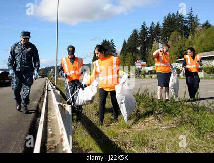 170421-N-VH385-068 BREMERTON, nello Stato di Washington (21 aprile 2017) velisti assegnati alla Base Navale Kitsap-Bremerton il primo tenente della divisione partecipano in un giorno di terra cleanup al di fuori del Puget Sound Naval Shipyard. Il dipartimento della marina hanno aderito alla nazione nella celebrazione del 47th annuale Giornata della Terra, con il tema di questo anno è "costruire la forza attraverso la gestione amministrativa'. (U.S. Foto di Marina di Massa lo specialista di comunicazione di terza classe Wyatt L. Anthony) Foto Stock