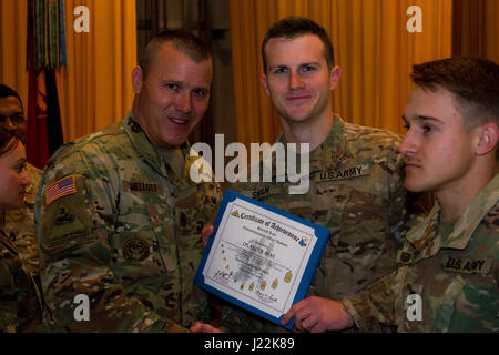 Il comando Sgt. Il Mag. Il BRET A. Mellott, senior leader arruolato della multinazionale comune Readiness Center in Germania, presenta Cpl. Riley Swan, un quarantacinquesimo della brigata di fanteria combattere soldato del Team, con un certificato di conseguimento per essere l'insigne onore laureato del settimo Esercito di formazione il comando sottufficiale dell Accademia Leader di base 704-17 Corso tenuto presso la Yavoriv Combat Training Center sul mantenimento della pace internazionale e Centro sicurezza, vicino Yavoriv, Ucraina, il 22 aprile. (Foto di Sgt. Anthony Jones, 45th della brigata di fanteria combattere Team) Foto Stock