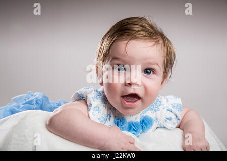 Ritratto di un felice bambina di quattro mesi ragazza Foto Stock