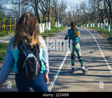 Pattinaggio con due giovani e belle ragazze Foto Stock