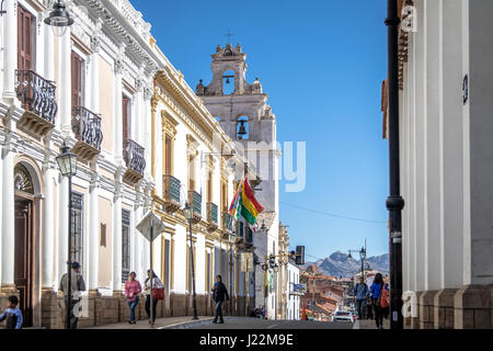 Strada del centro con la Merced Chiesa sullo sfondo - Sucre, Bolivia Foto Stock