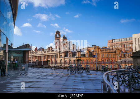 L'ex London Road Fire Station Building a Manchester, Regno Unito al di sotto della blu cielo privo di nuvole Foto Stock