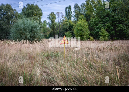 Radiazioni ionizzanti un segnale di avviso nella cosiddetta Foresta Rossa area circostante centrale nucleare di Cernobyl, zona di alienazione, Ucraina Foto Stock
