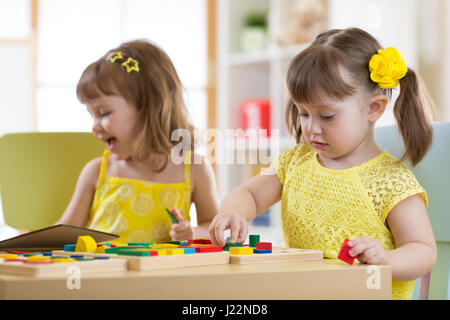 Bambini in età prescolare giocando con il selezionatore educativi giocattoli in aula, asilo o home Foto Stock