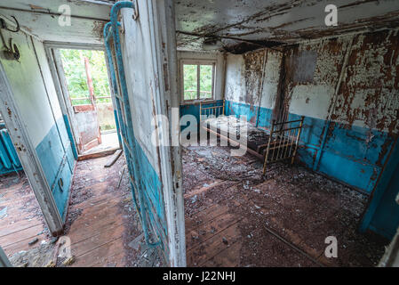All'interno della barca di affondamento su un Yanov backwaters nel pripjat città fantasma della centrale nucleare di Cernobyl la zona di alienazione in Ucraina Foto Stock
