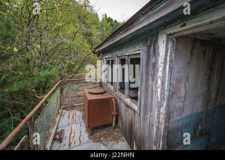 Su un ponte di barche di affondamento su un Yanov backwaters nel pripjat città fantasma della centrale nucleare di Cernobyl la zona di alienazione in Ucraina Foto Stock