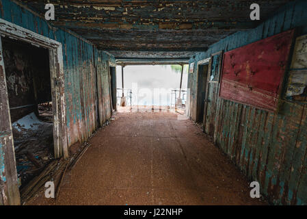 Naufragio barca su un Yanov backwaters nel pripjat città fantasma della centrale nucleare di Cernobyl la zona di alienazione intorno al reattore nucleare disastro, Ucraina Foto Stock