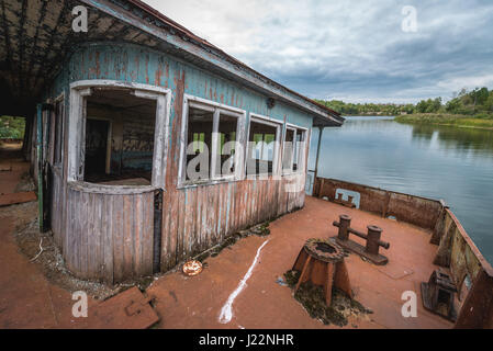 Su un ponte di barche di affondamento su un Yanov backwaters nel pripjat città fantasma della centrale nucleare di Cernobyl la zona di alienazione in Ucraina Foto Stock