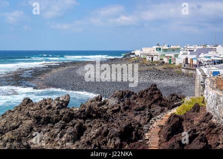 Spiaggia e il villaggio di El Golfo a Lanzarote, Isole Canarie, Spagna Foto Stock