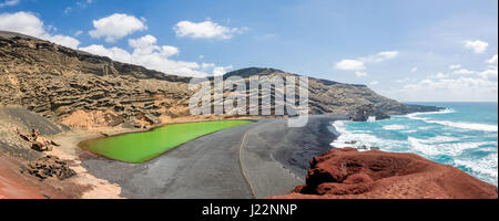 Panorama della Laguna Verde, un lago verde nei pressi del villaggio di El Golfo a Lanzarote, Isole canarie, Spagna Foto Stock