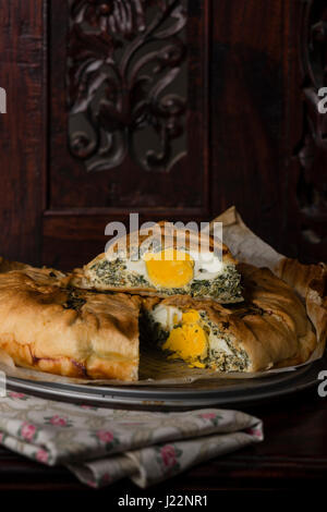 Appena sfornato una torta paqualina vegetariana, ottima opzione per un pasto sano e completo, tradizionale pasto italiano per pasqua e per la stagione calda. Foto Stock