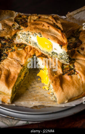 Appena sfornato una torta paqualina vegetariana, ottima opzione per un pasto sano e completo, tradizionale pasto italiano per pasqua e per la stagione calda. Foto Stock