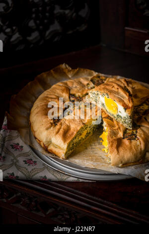 Appena sfornato una torta paqualina vegetariana, ottima opzione per un pasto sano e completo, tradizionale pasto italiano per pasqua e per la stagione calda. Foto Stock