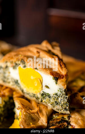 Appena sfornato una torta paqualina vegetariana, ottima opzione per un pasto sano e completo, tradizionale pasto italiano per pasqua e per la stagione calda. Foto Stock