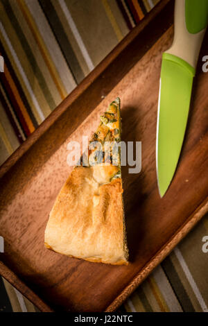 Appena sfornato una torta paqualina vegetariana, ottima opzione per un pasto sano e completo, tradizionale pasto italiano per pasqua e per la stagione calda. Foto Stock