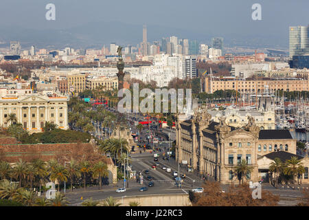 Barcellona, Spagna - 07 Gennaio 2017: il Monumento di colombo sullo sfondo del paesaggio urbano di Barcellona, vista da sopra Foto Stock