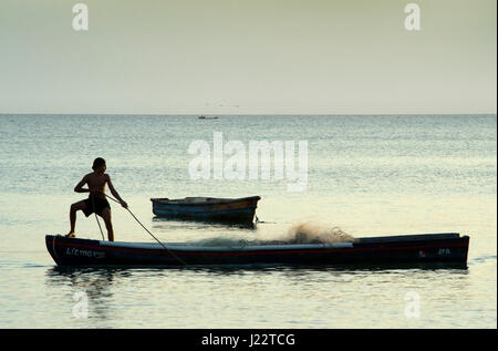 Fisherman preparazione rete da pesca a bordo di un piccolo battello vicino Farallon village, Cocle Affitto Provincia, Panama Foto Stock