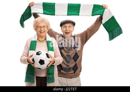 Overjoyed anziani appassionati di calcio con un campo di calcio e un foulard isolati su sfondo bianco Foto Stock