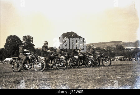 Degli anni Cinquanta, storico, un motociclo display o stunt team line up in un campo per eseguire presso la contea di Bucks mostrano, Inghilterra, Regno Unito. Foto Stock